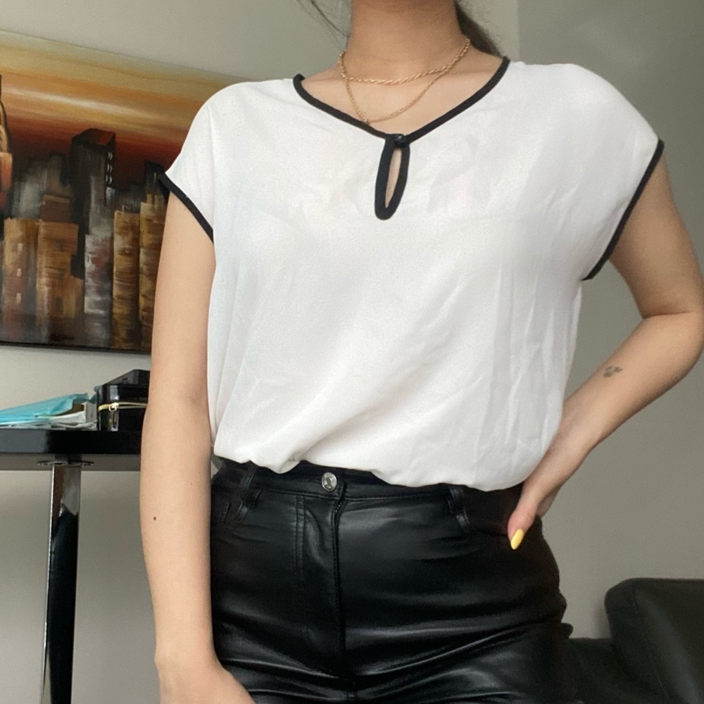 EVERLY White Trim Keyhole Short Sleeve Blouse